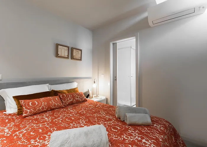Host Wise - Charming Luxurious Flat With Garage