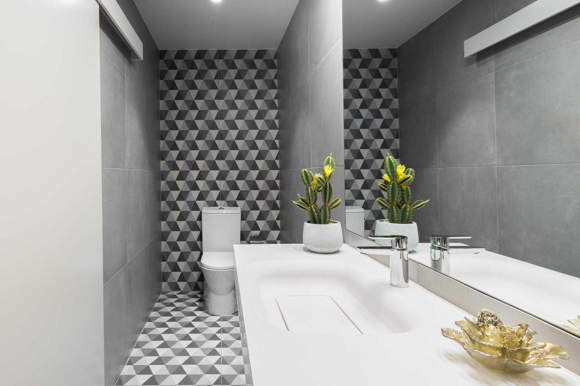 Host Wise - Charming Luxurious Flat With Garage Apartment *