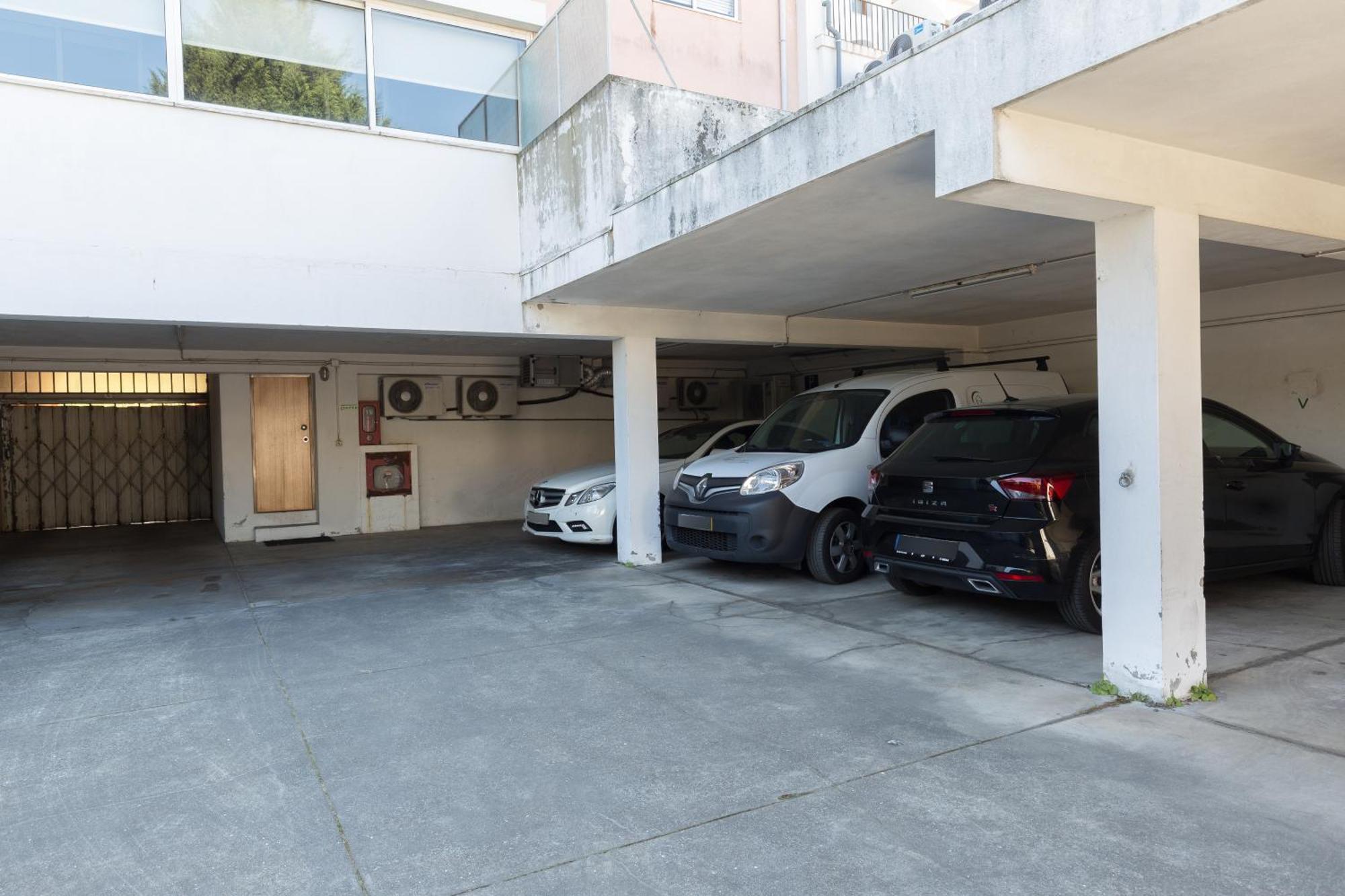 Host Wise - Charming Luxurious Flat With Garage Apartment